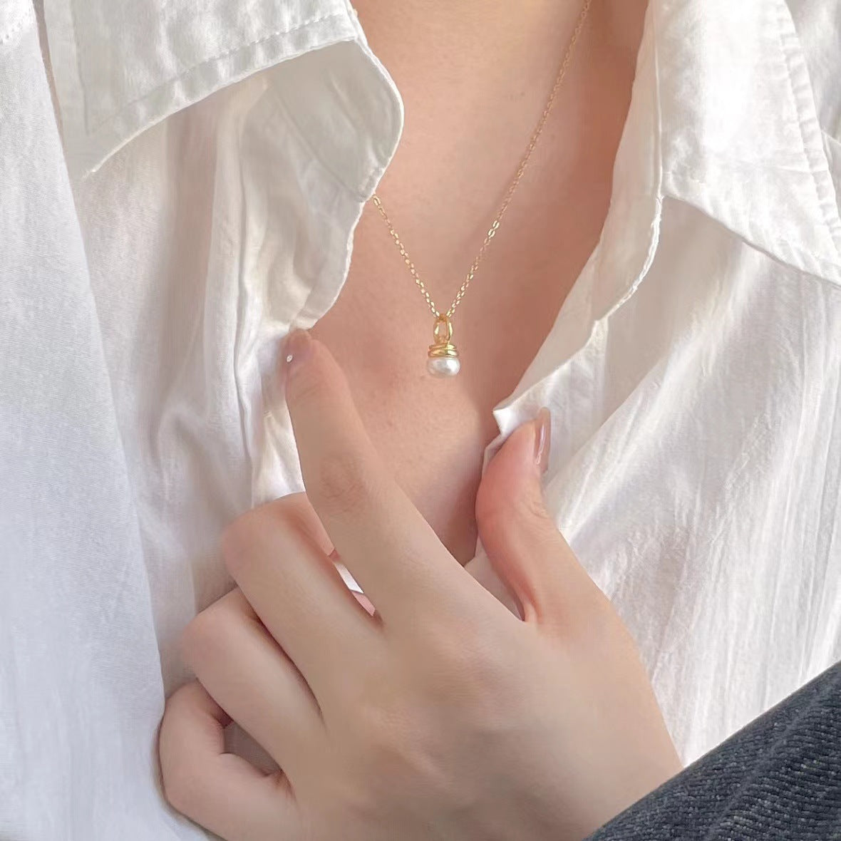 Collar Colgante Minimalista de Bombilla Redonda en Plata de Ley 925 con Acentos de Perlas en Cadena de Serpiente