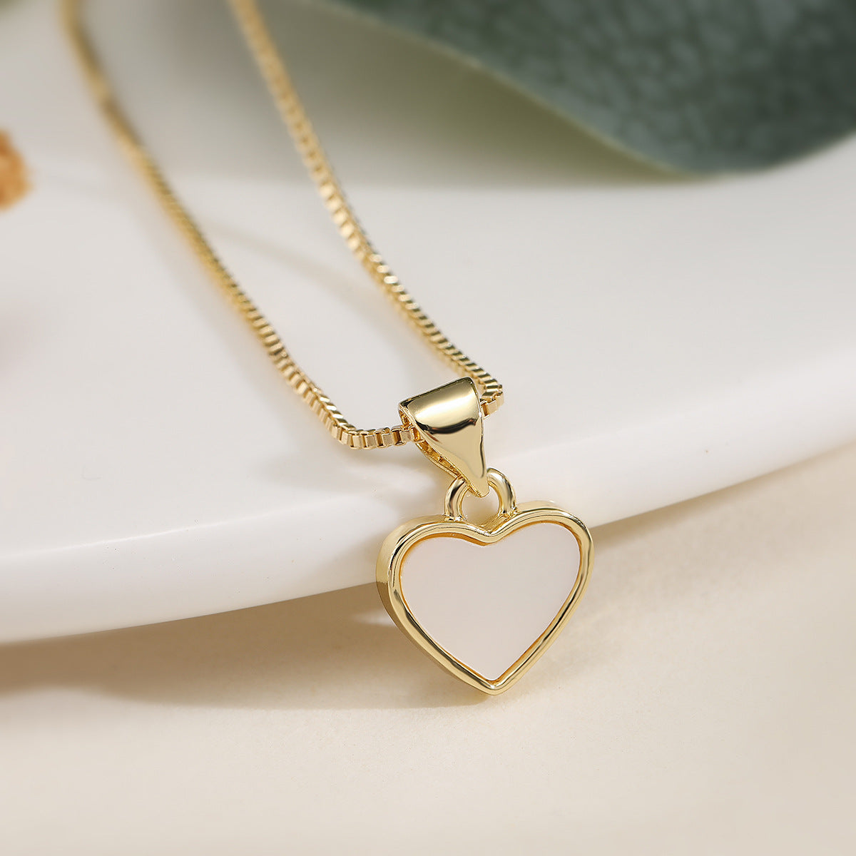 Collana pendente geometrica minimalista con abalone bianco e zirconi in rame placcato oro da donna