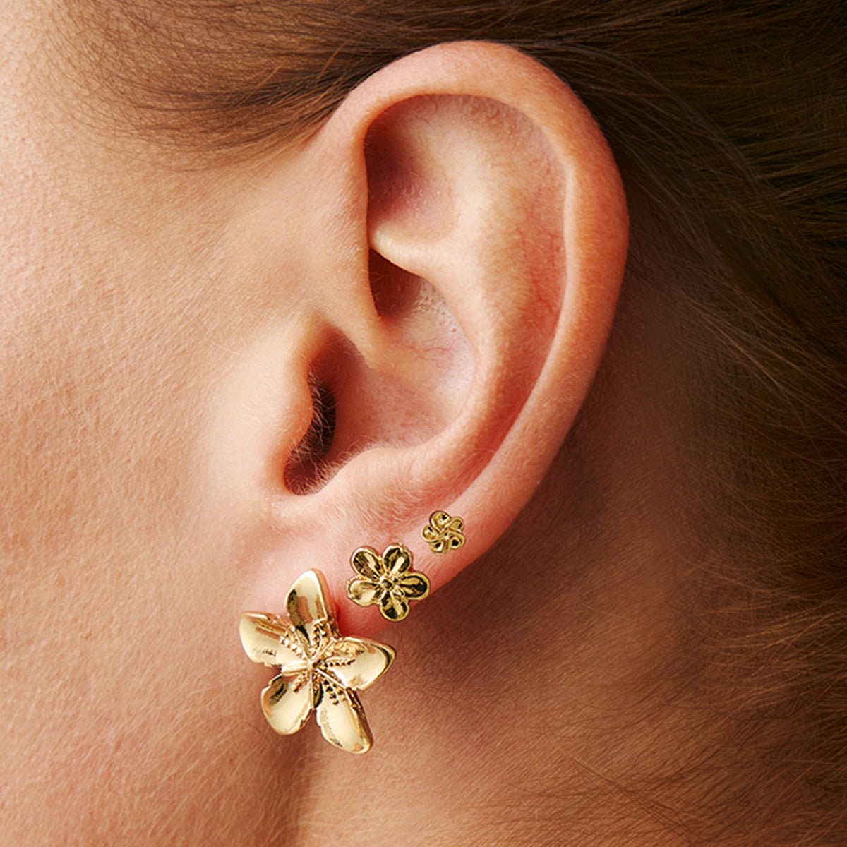 Orecchini a perno da donna a forma di stella minimalista in lega, con design a petali floreali e placcatura in oro