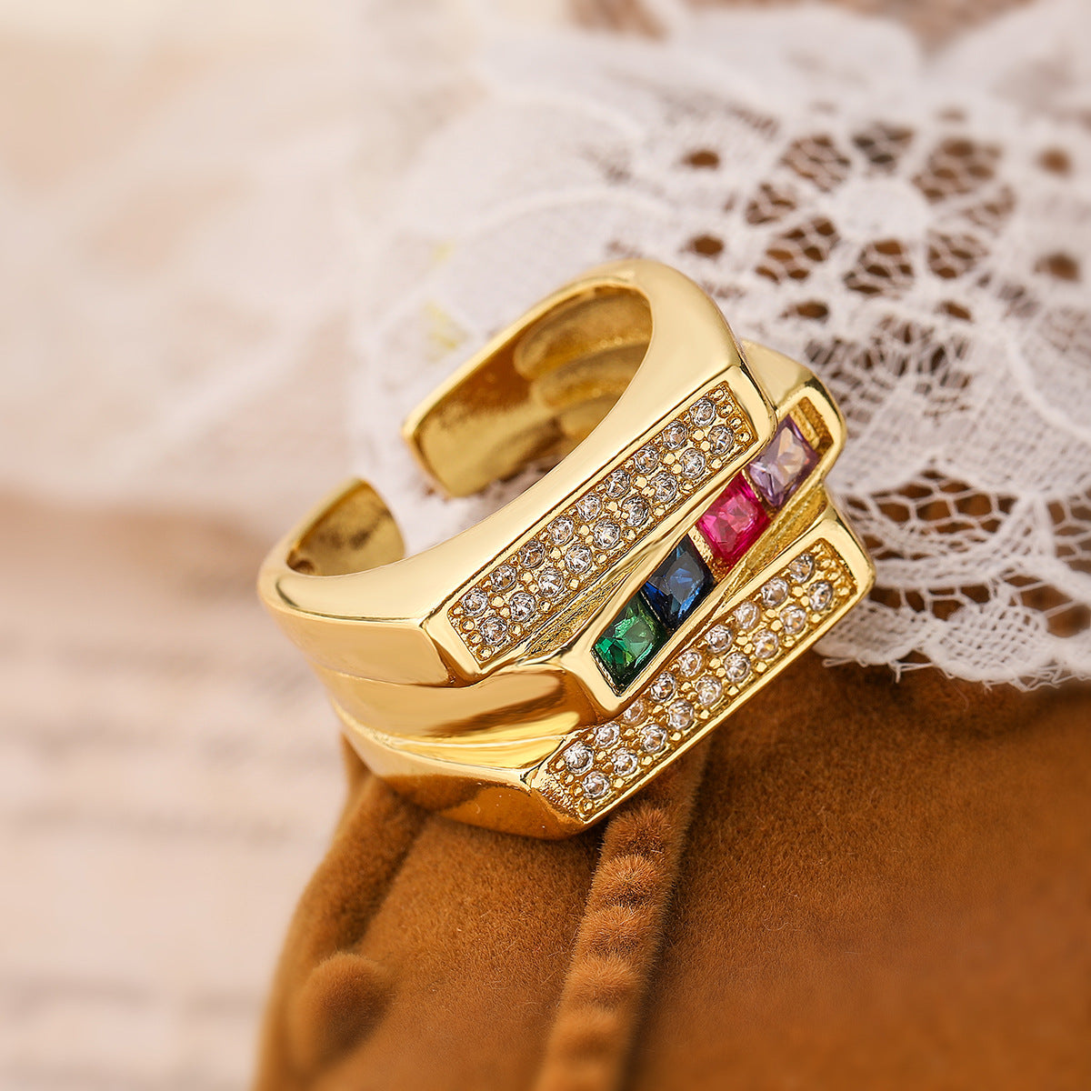 Anello Aperto Geometrico Minimalista da Donna in Rame con Placcatura in Oro 18K e Intarsio in Zirconi