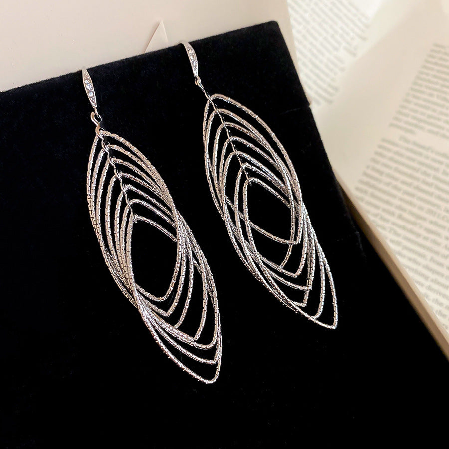 Pendientes Minimalistas Geométricos Ovalados Calados para Mujer de Hierro con Acentos de Circonita