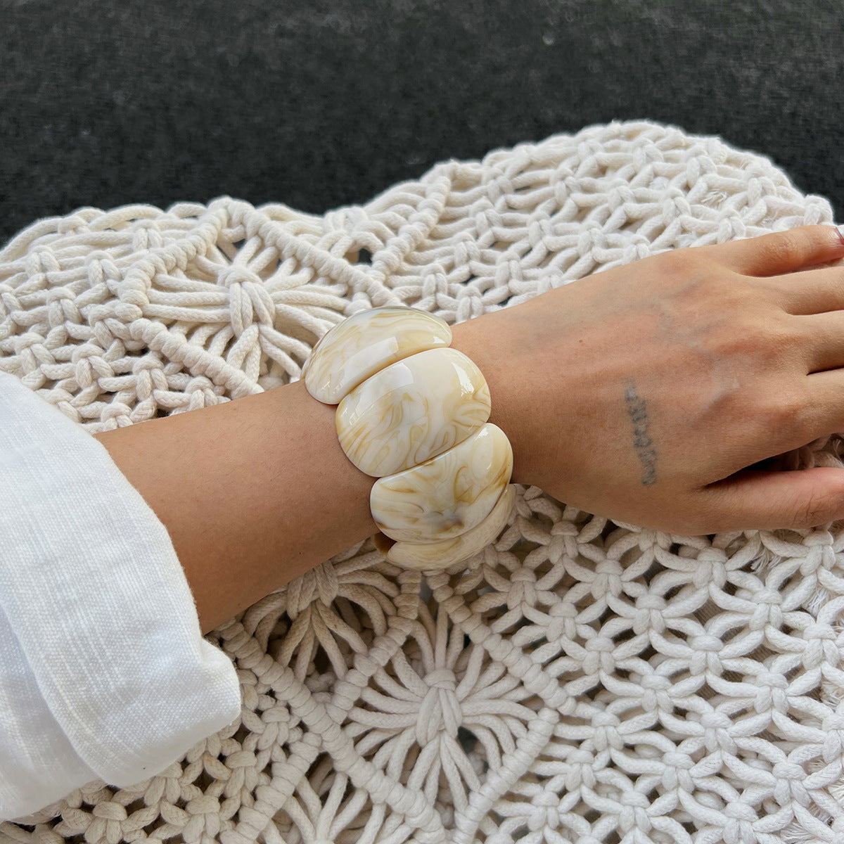 Bracciale da donna in acrilico geometrico a onde esagerate con elastico