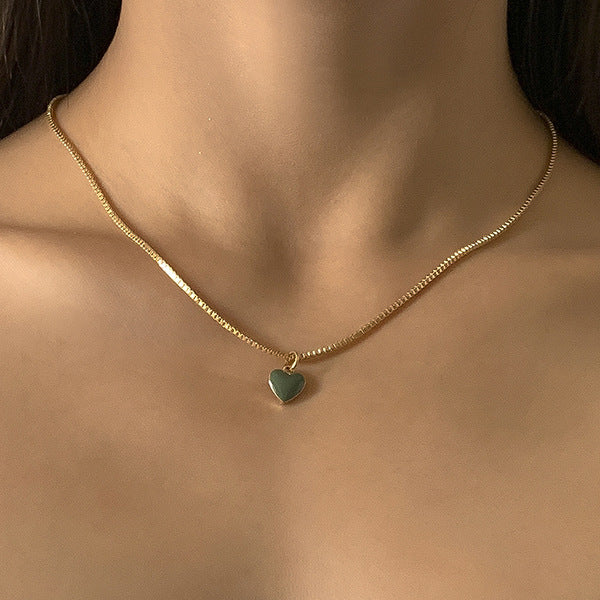 Collana con ciondolo geometrico a forma di cuore vintage, con catena in metallo galvanizzato e dettagli in perle sintetiche, da donna