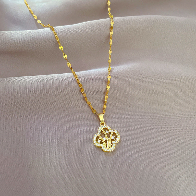 Collana da donna in acciaio al titanio di lusso leggero con pendente a quadrifoglio, intarsio di strass completo e design geometrico per lo styling della clavicola