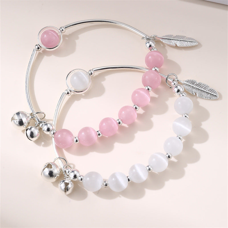 Braccialetto per bambini minimalista con perline di vetro a forma di foglia e inserti di perle e campanelli