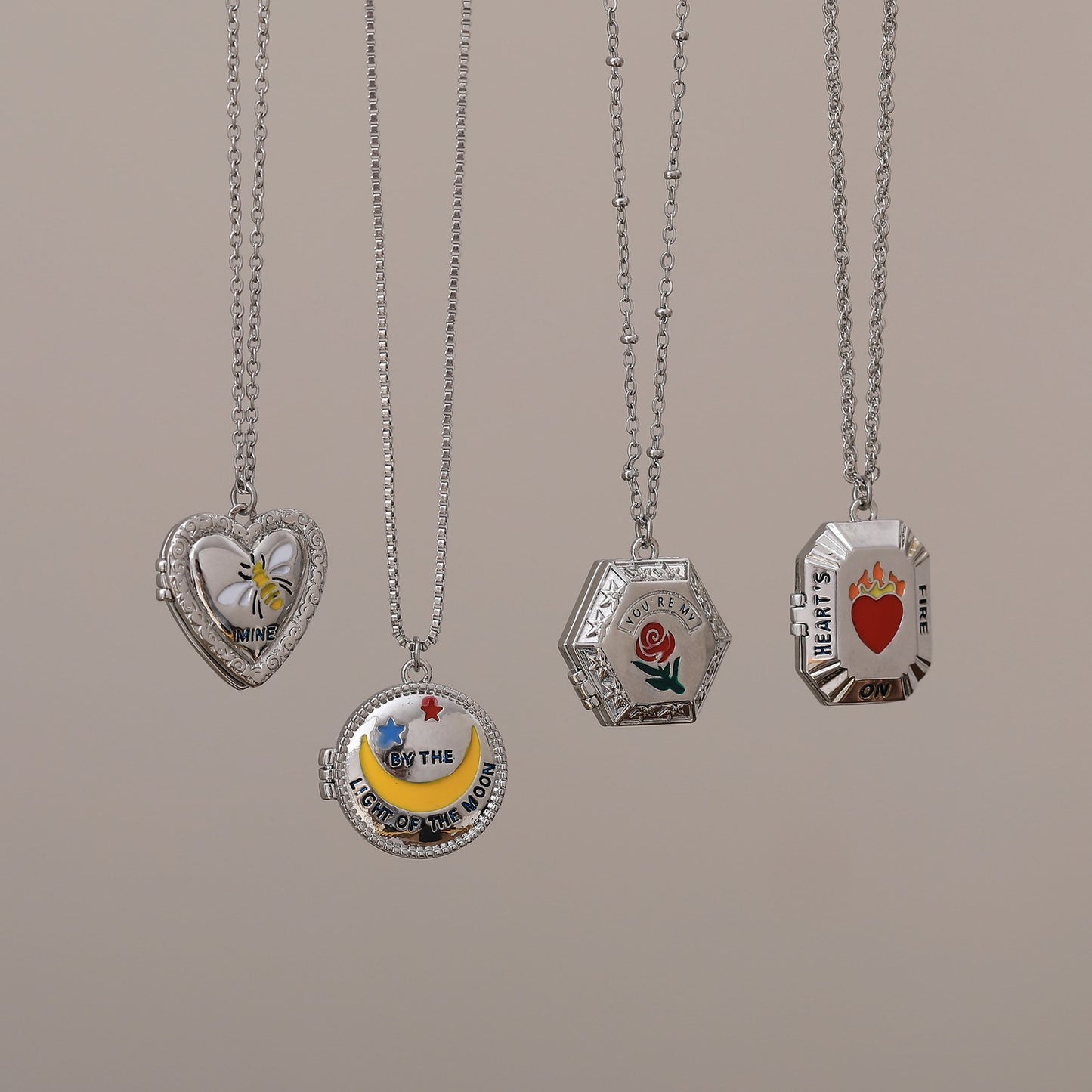 Collana con ciondolo luna e rosa stile Y2K da donna con dettagli in smalto su base in rame dal design geometrico