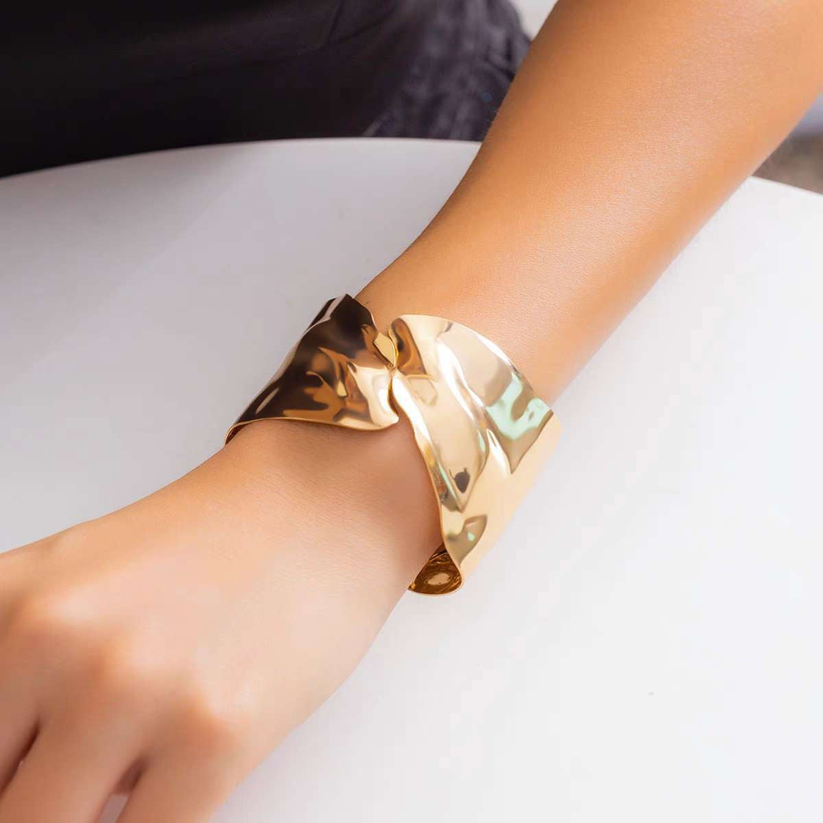 Bracciale rigido minimalista in metallo regolabile da donna con finitura placcata e sottile accento a goccia