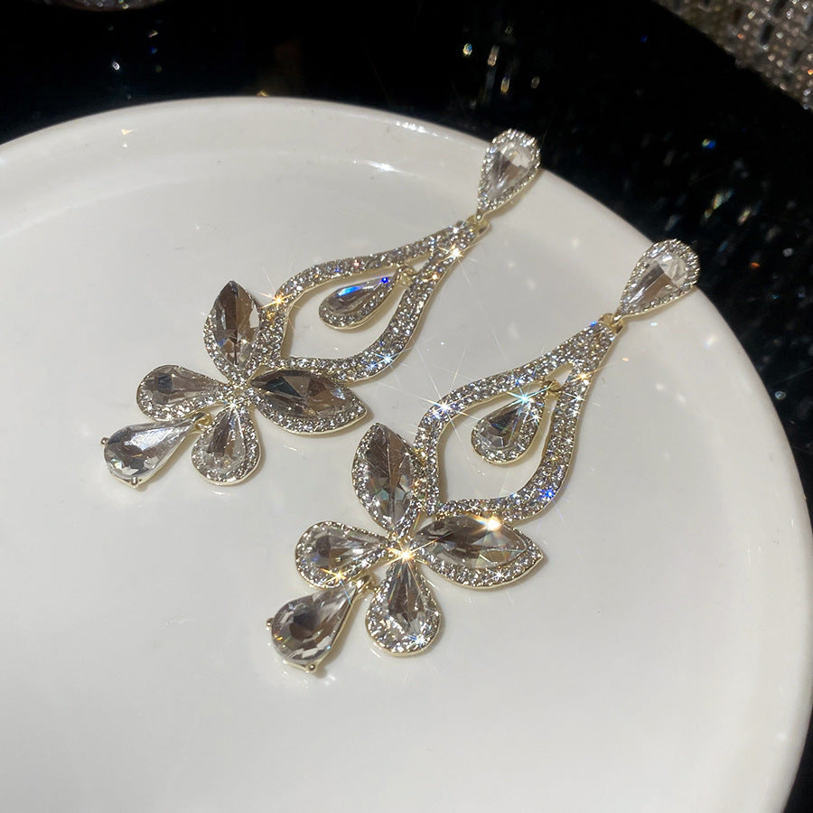Elegantes pendientes de mariposa de lujo con incrustaciones de diamantes de imitación en base de aleación y postes de acero inoxidable para mujer