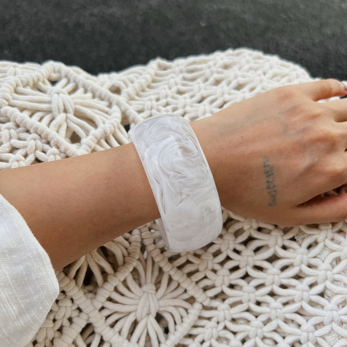 Pulsera Ancha Acrílica Irregular Geométrica para Mujer con Cierre de Resorte y Acabado Bañado