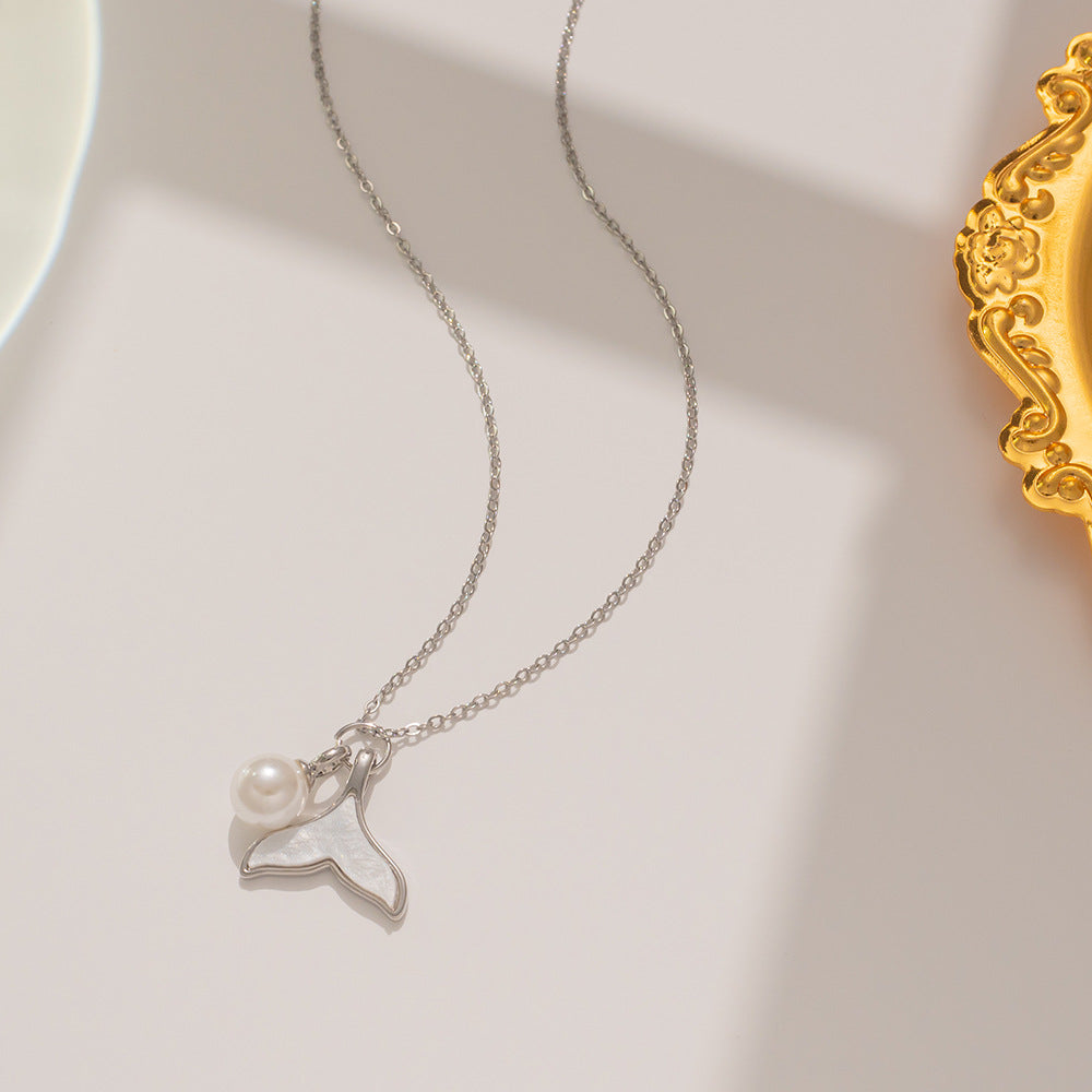 Collana con pendente a coda di pesce geometrica con perla da donna in acciaio al titanio placcato oro