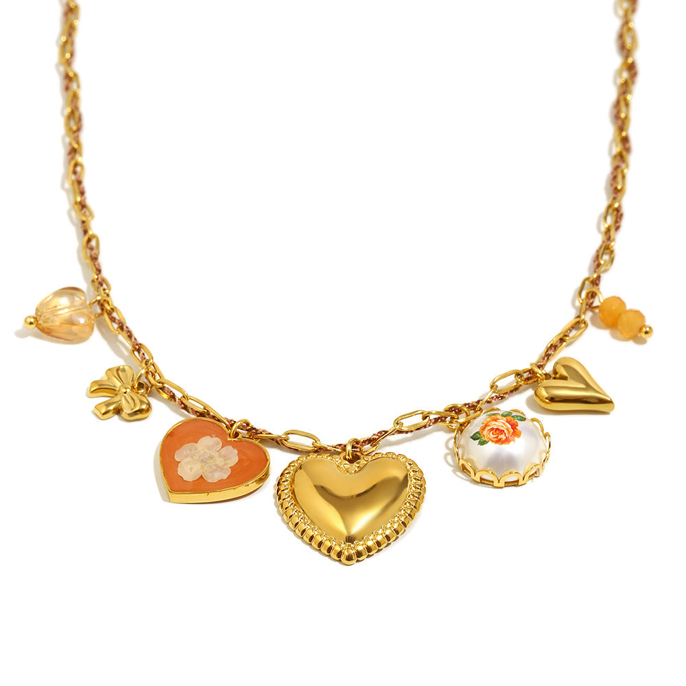 Elegante collana con ciondolo a cuore fatto a mano in acciaio inossidabile con placcatura in oro 18 carati, catena in corda di cotone e dettaglio floreale
