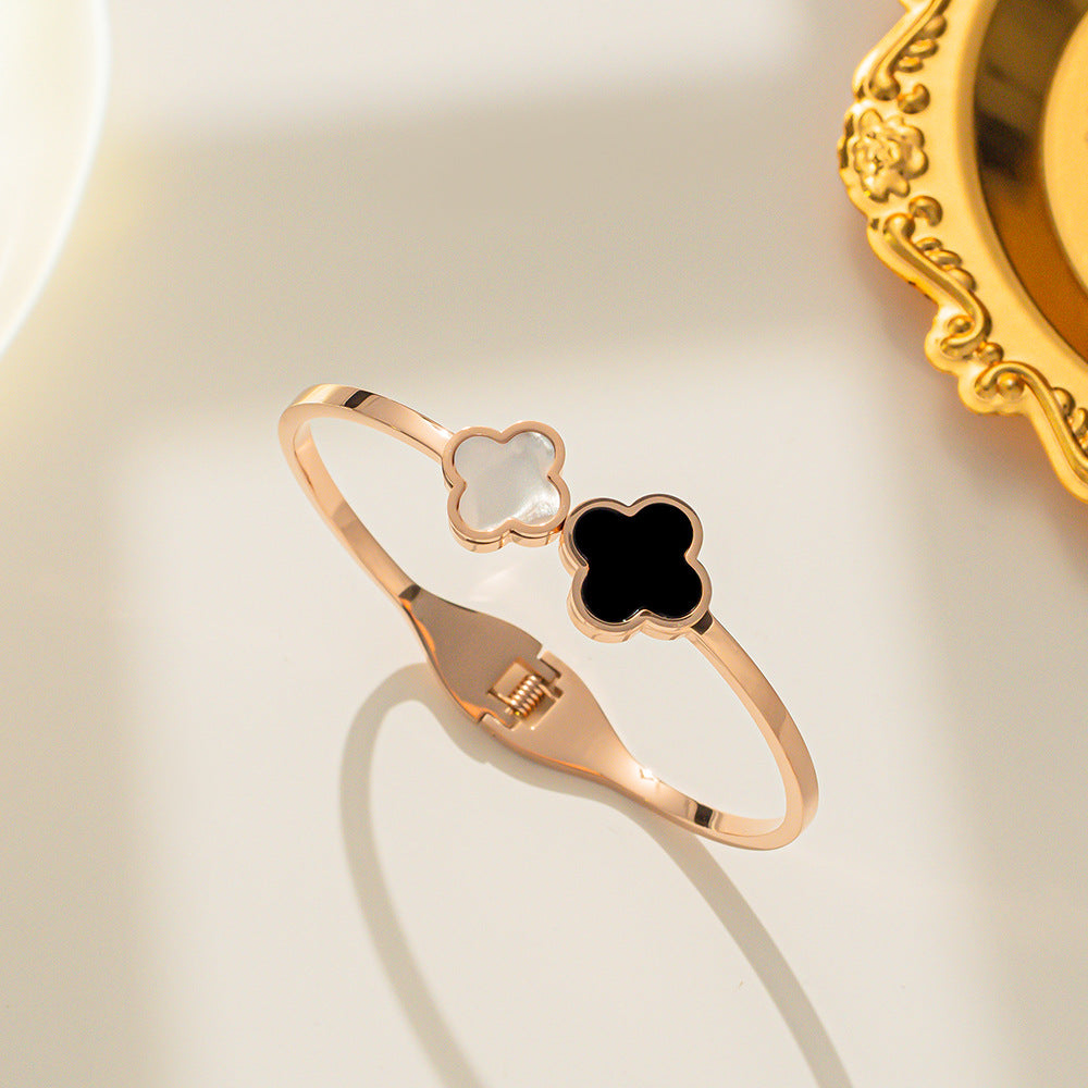 Bracciale da donna in acciaio al titanio placcato oro rosa minimalista con quadrifoglio, ideale come regalo per San Valentino e compleanni