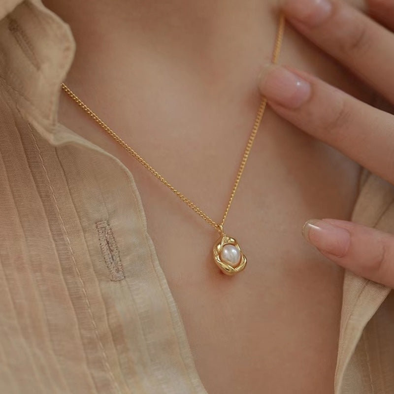 Collar de guisantes de titanio de doble capa estilo francés minimalista para mujer con colgante de hoja y acento de corazón, cadena de clavícula de acero inoxidable galvanizado