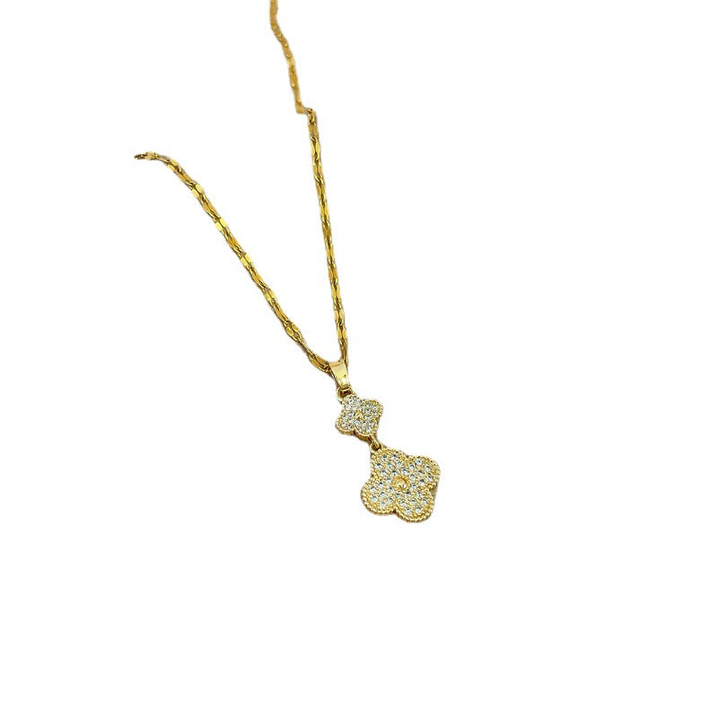 Collana con Pendente a Quadrifoglio Minimalista da Donna in Acciaio al Titanio con Strass Micro-Pavé su Delicata Catenina alla Clavicole