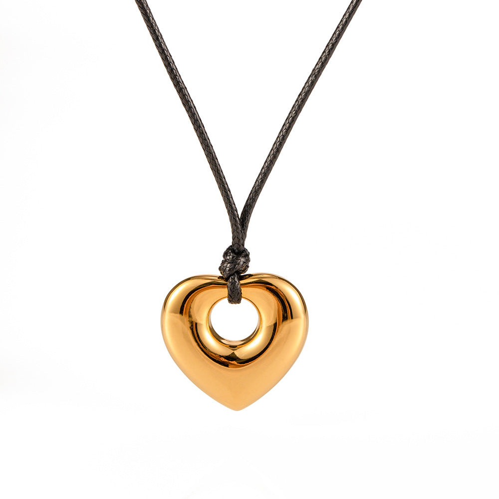 Collar con colgante de corazón hueco minimalista de acero inoxidable con cordón de cera negro y acabado chapado