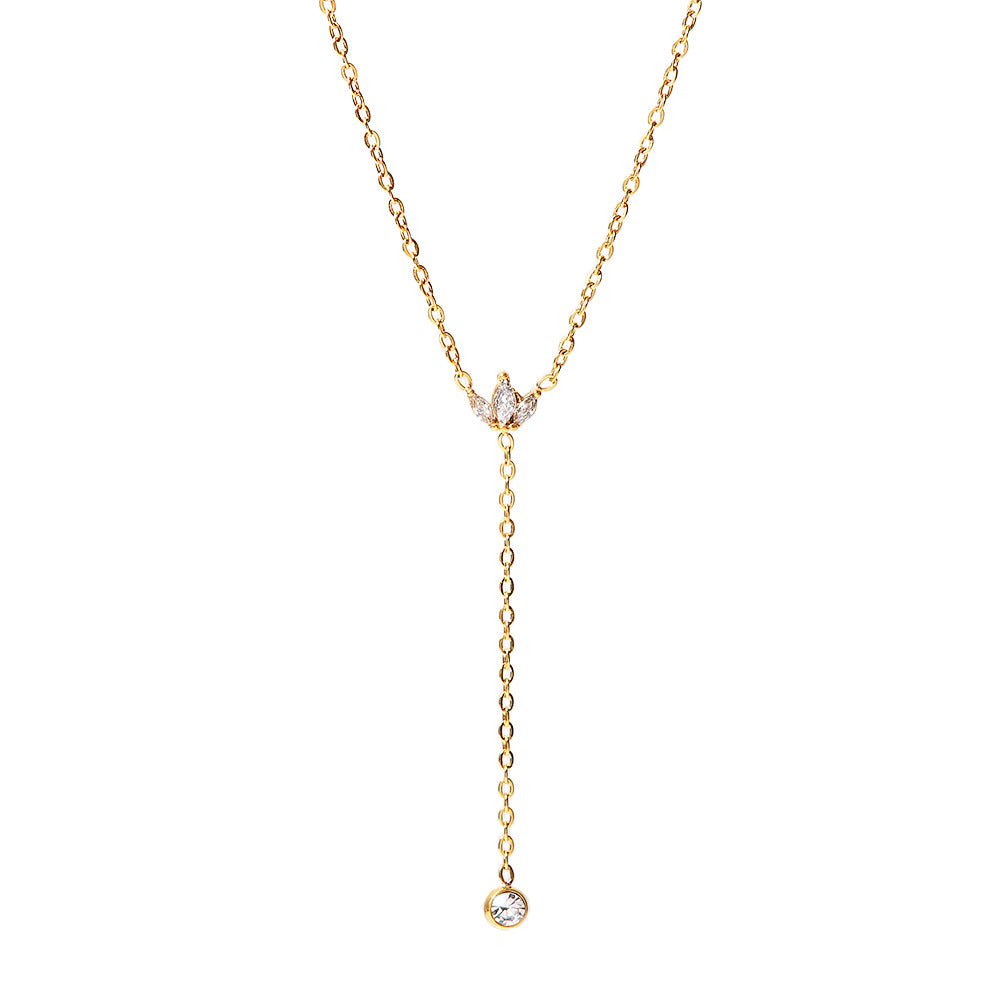 Collana con Pendente da Donna in Zircone Bianco a Corona Geometrica in Acciaio al Titanio Placcato Oro 18K Elegante Stile Francese