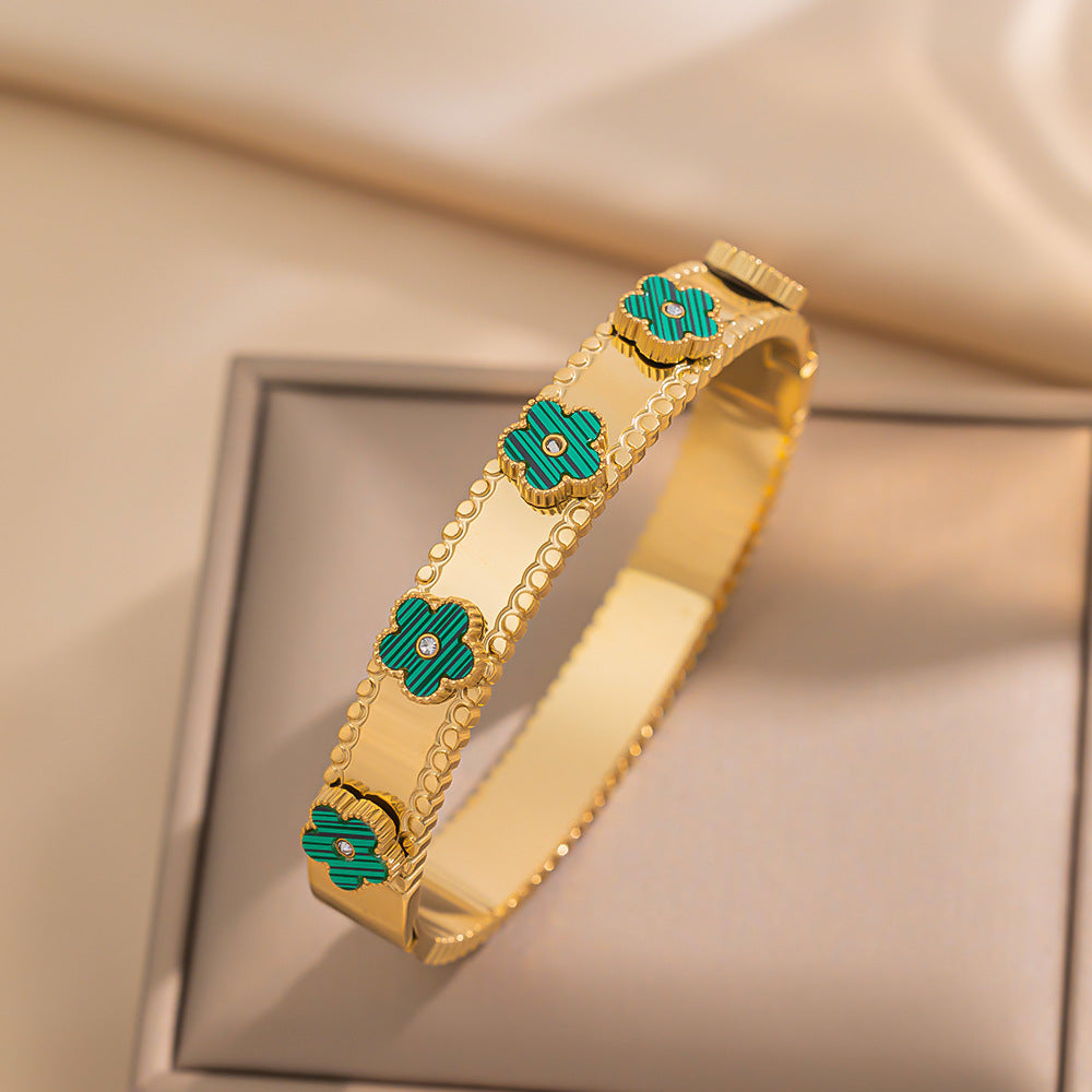 Bracciale da donna elegante a forma di trifoglio in acciaio al titanio con madreperla, intarsio di strass e placcatura in oro 18 carati