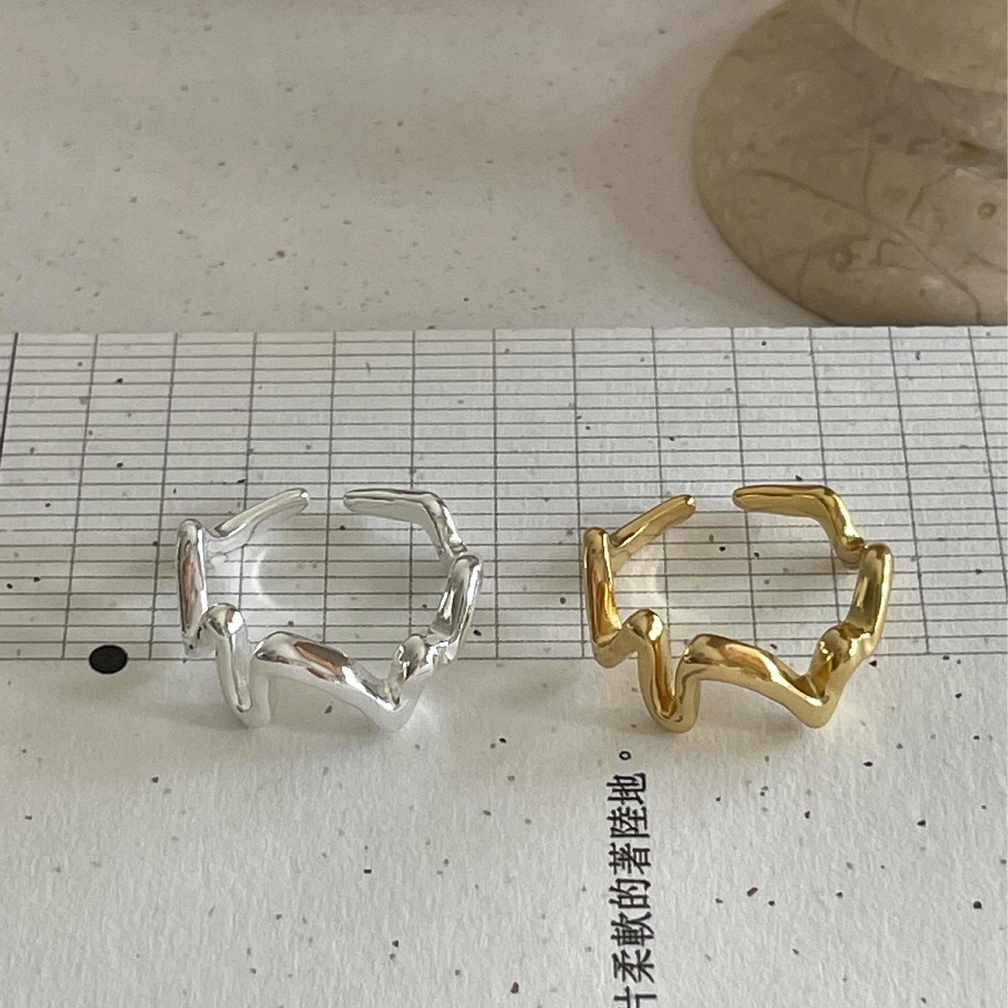 Anillo de Plata de Ley 925 Minimalista Geométrico con Línea Irregular y Motivo de Nota Musical para Mujer
