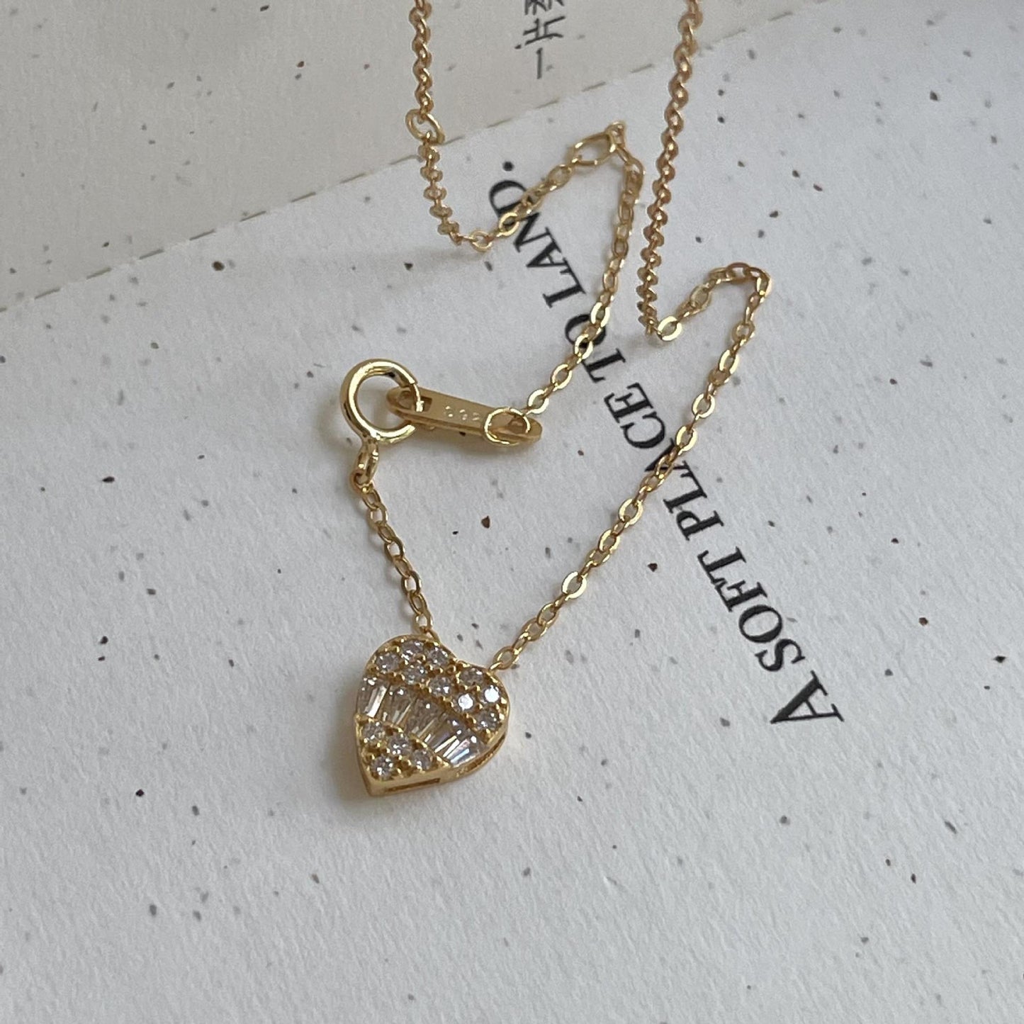 Collar minimalista en forma de corazón de plata de ley 925 con acentos de diamantes de imitación en cadena cruzada