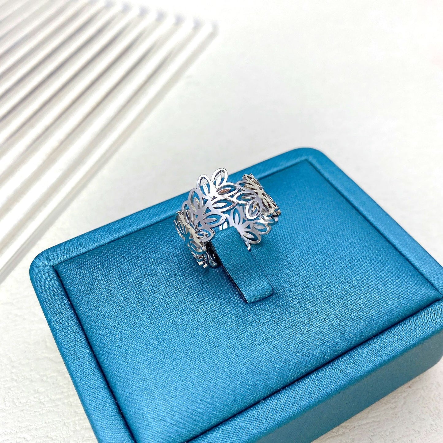 Elegant Wheat Sheaf Shaped Bracelet for Women in Titanium Steel with Mesh Texture and Irregular Pattern