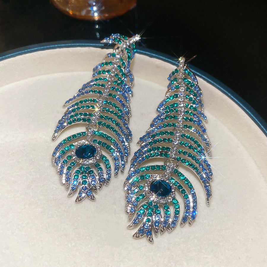 Pendientes de aleación con forma de pluma y hoja de inspiración vintage con incrustaciones de diamantes de imitación para mujer