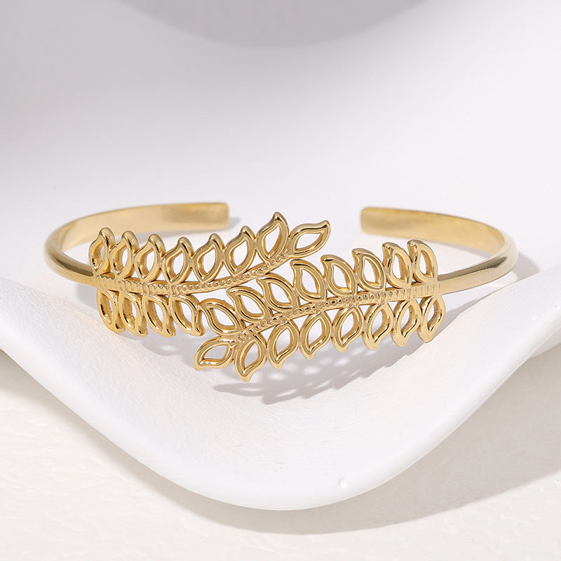 Bracciale da donna in acciaio inossidabile a forma di foglia minimalista con design a traforo e finitura placcata
