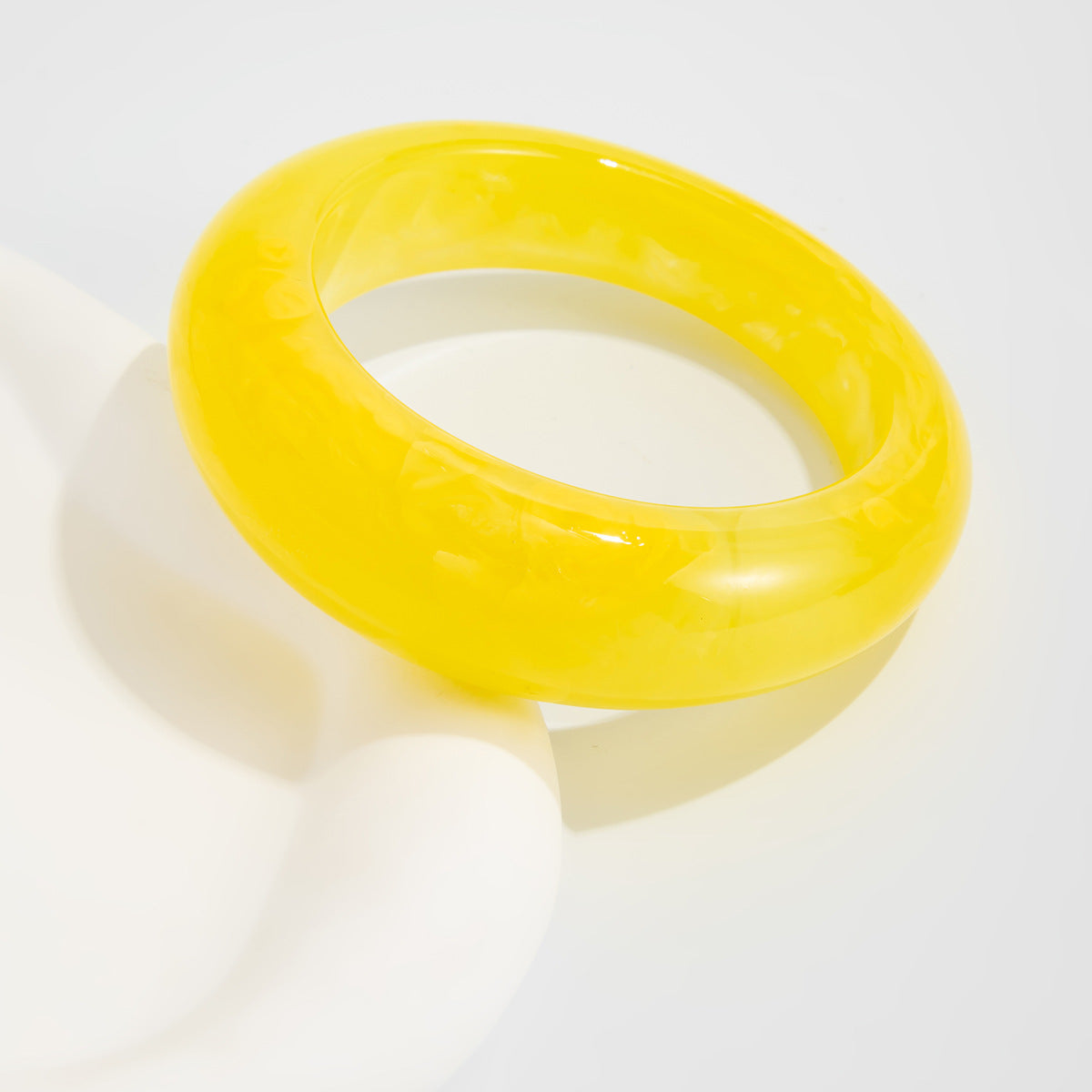 Braccialetto da donna in resina semitrasparente a forma di liquido irregolare geometrico con finitura smaltata