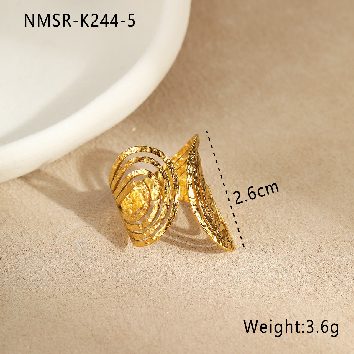 Anillo Minimalista Geométrico de Acero Inoxidable con Textura Martillada y Baño de Oro de 18K, con Banda Abierta para Mujer