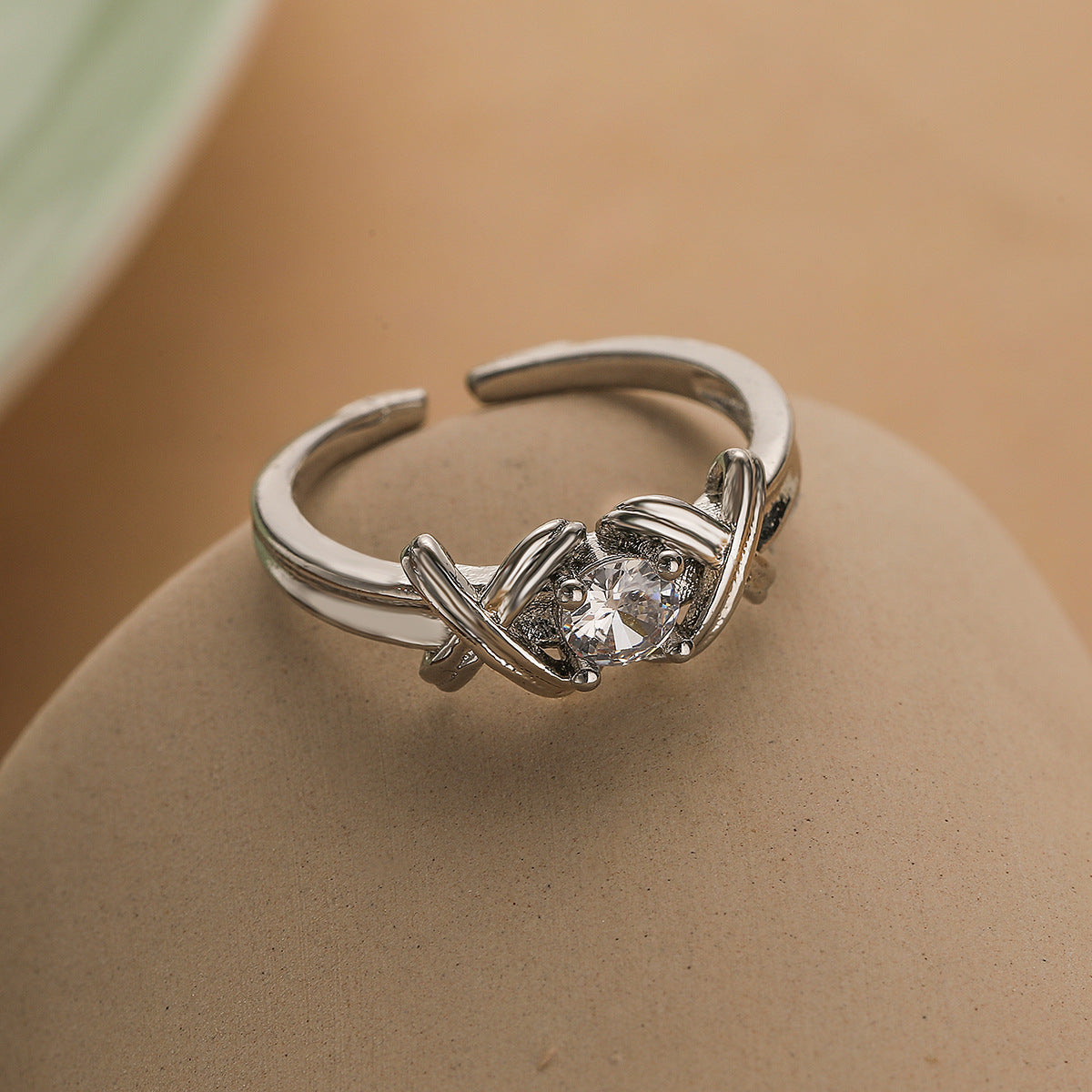 Anello regolabile geometrico minimalista in rame placcato oro autentico con intarsio di zirconi per donna