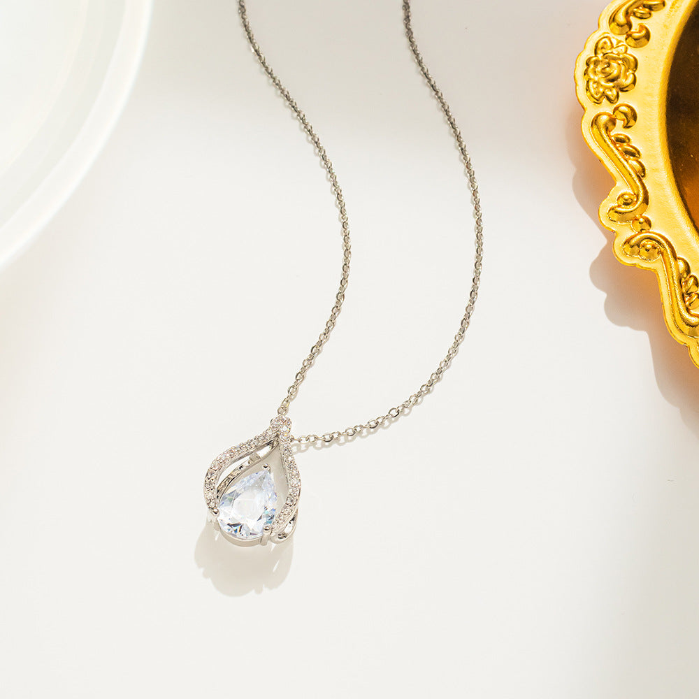 Collana da donna a goccia minimalista in acciaio al titanio con placcatura in oro 18 carati e intarsi in strass su catena a O