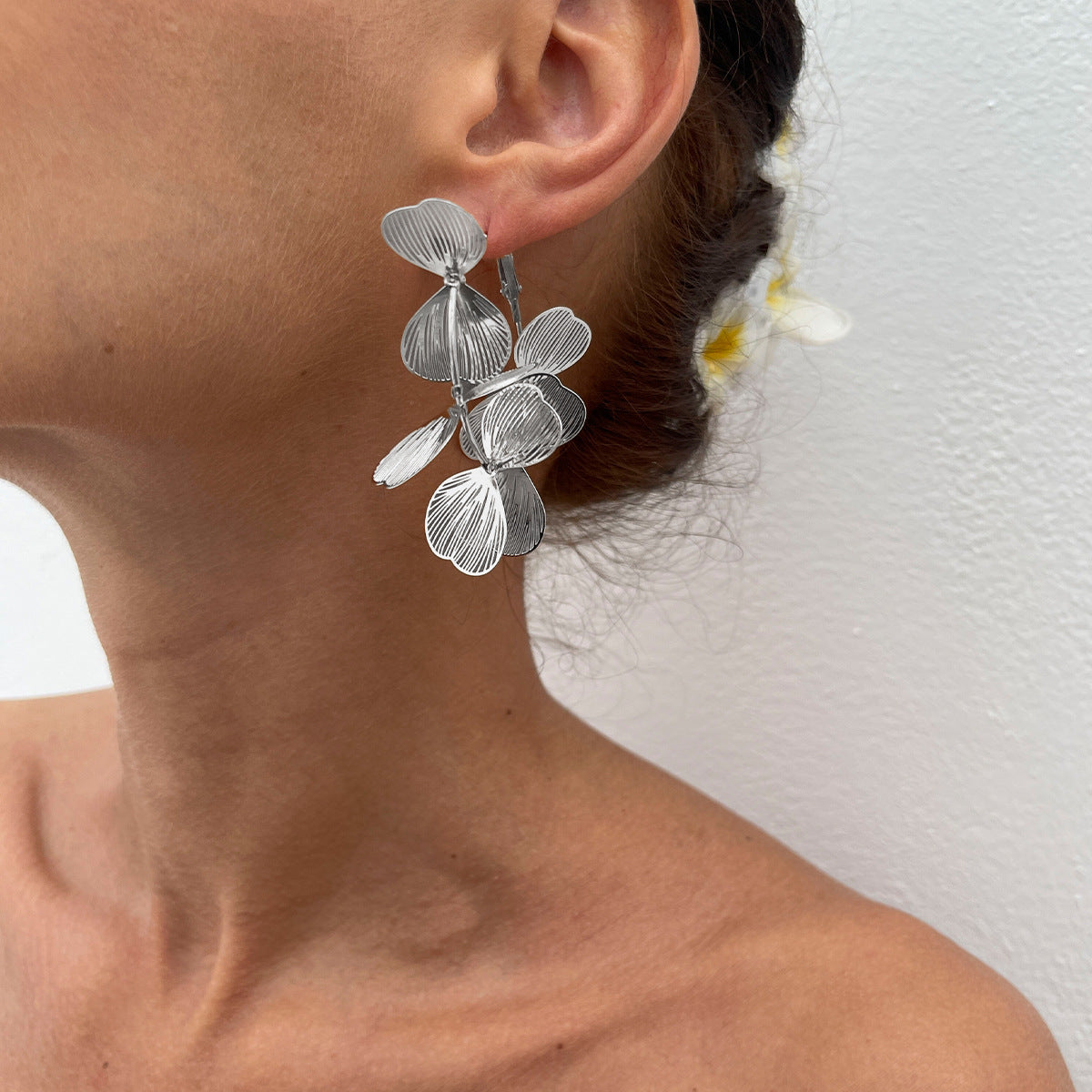 Pendientes minimalistas de hoja de ginkgo con postes de acero inoxidable y aros de hierro galvanizado