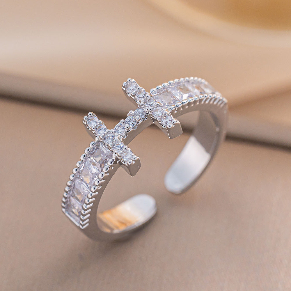 Anello Aperto Regolabile Minimalista alla Moda con Fascia in Rame Placcato Oro e Design con Lettere Incise per Donne