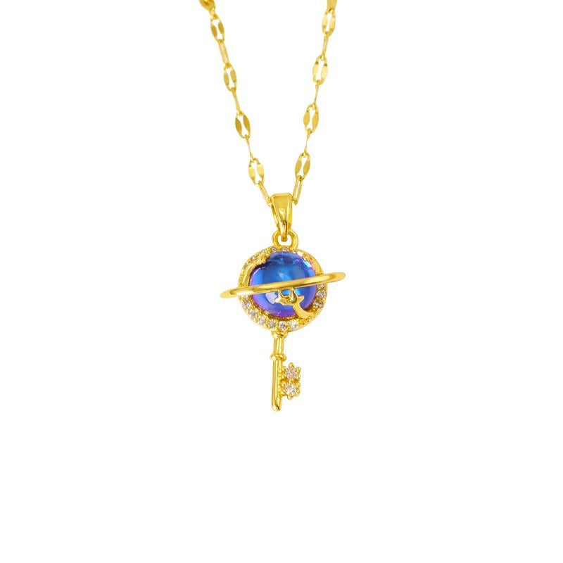 Collar con colgante de llave de cielo estrellado irregular de diseño original en acero de titanio con circonita iridiscente, cadena de medallón electrochapada para hombres