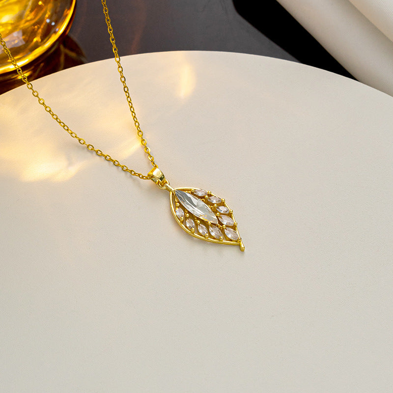 Collar con Colgante Minimalista de Corazón Floral con Lazo de Diamantes de Imitación en Acero de Titanio con Acabado Chapado en Cadena Tipo O