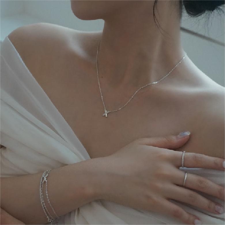 Collana con Pendente a Croce Geometrica Minimalista in Argento Sterling 925 con Intarsio di Strass e Placcatura in Oro, Catena Snake