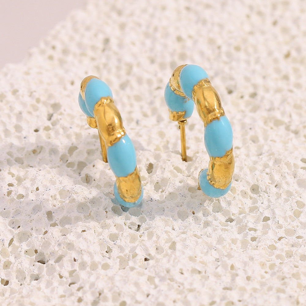 Orecchini da donna minimalisti geometrici a C in acciaio inossidabile con placcatura in oro 18 carati e finitura smaltata