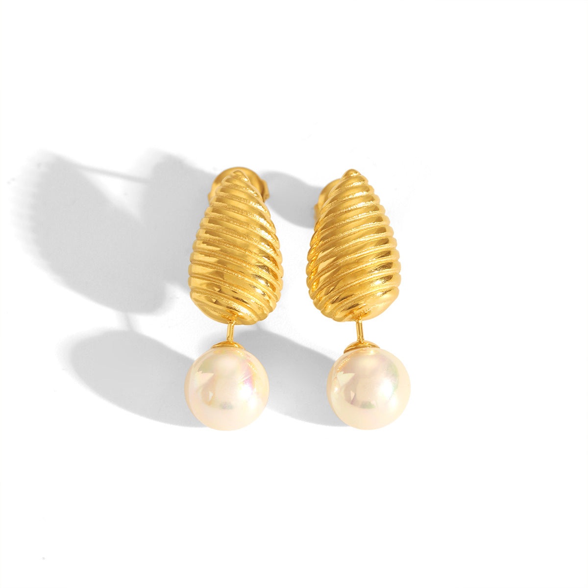 Pendientes minimalistas de acero inoxidable en forma de lágrima con detalles de perlas y chapado en oro de 18K para mujer