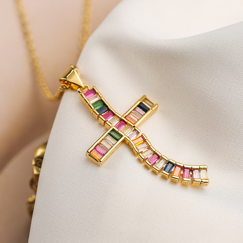 Collana con ciondolo geometrico da donna in rame con placcatura in vero oro e intarsio in zirconi, catena a medaglione minimalista alla moda