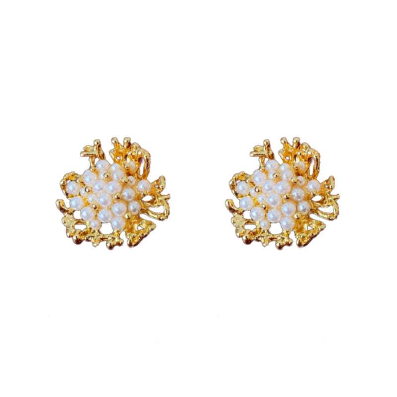 Pendientes de aleación floral vintage con postes de acero bañados en plata y detalles de perlas para mujer