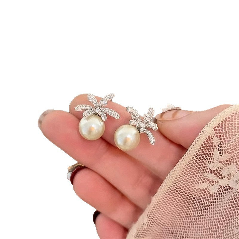 Orecchini a perno floreali vintage eleganti con intarsio di zirconi per donne