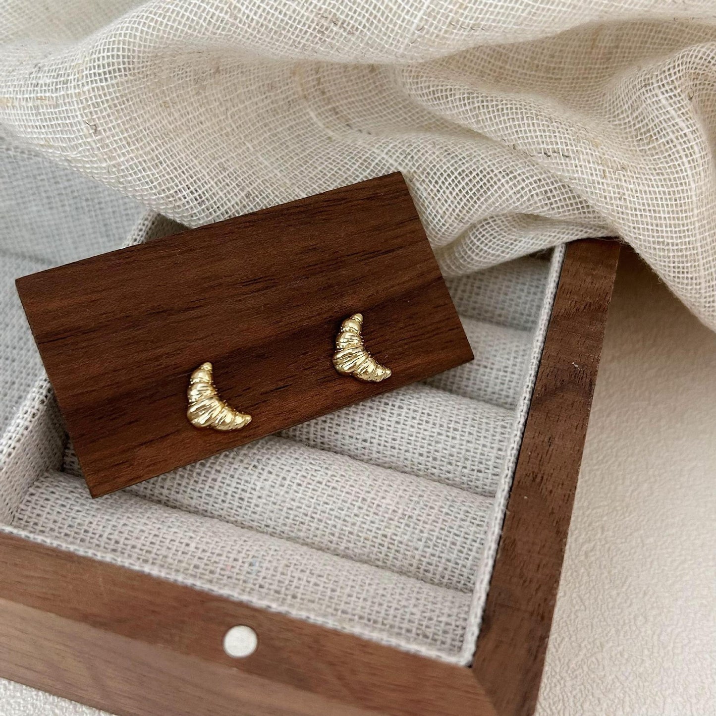 Orecchini a perno dolci e minimalisti a forma di corno in argento sterling 925 con finitura placcata