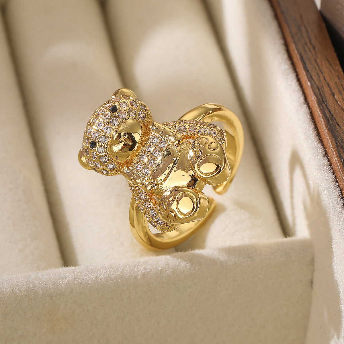 Anillo abierto minimalista en forma de oso para mujer, hecho de cobre con chapado en oro de 18 quilates e incrustaciones de circonita