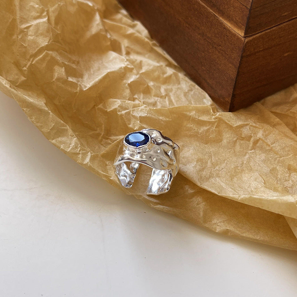 Anillo minimalista de plata de ley 925 chapado geométrico con gema azul y textura irregular