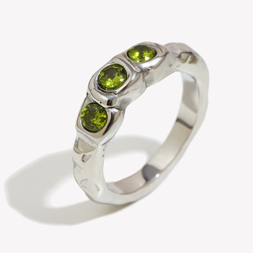 Anello da donna minimalista geometrico in acciaio inossidabile con placcatura in oro 18 carati e tre pietre di zirconi cubici