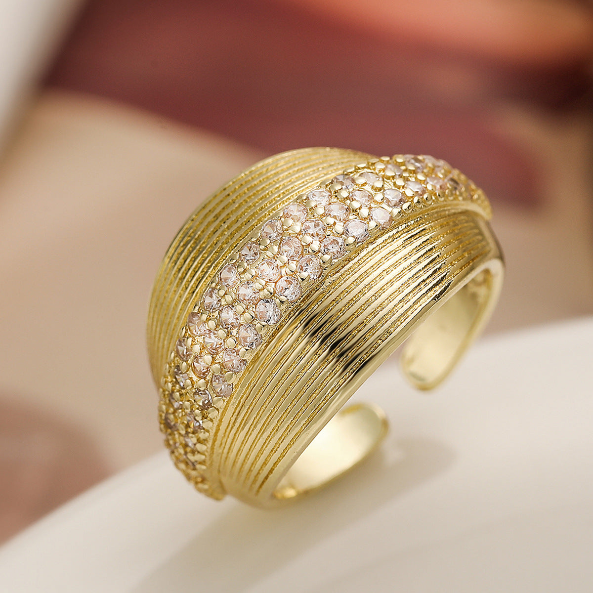 Anello a Fascia Larga Geometrico Minimalista da Donna in Ottone con Placcatura in Oro 18K e Intarsio di Zirconi