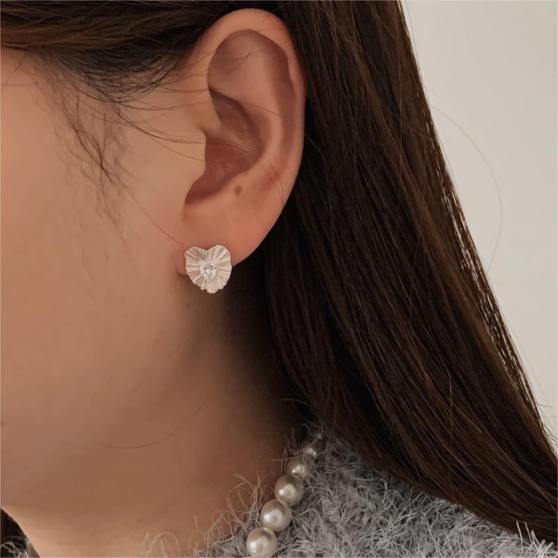 Minimalist Heart-Shaped 925 Sterling Silver Stud Earrings with Zircon Inlay and Folded Texture