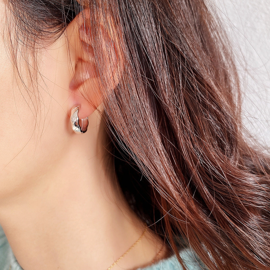 Orecchini minimalistici a cuore geometrico in argento sterling 925