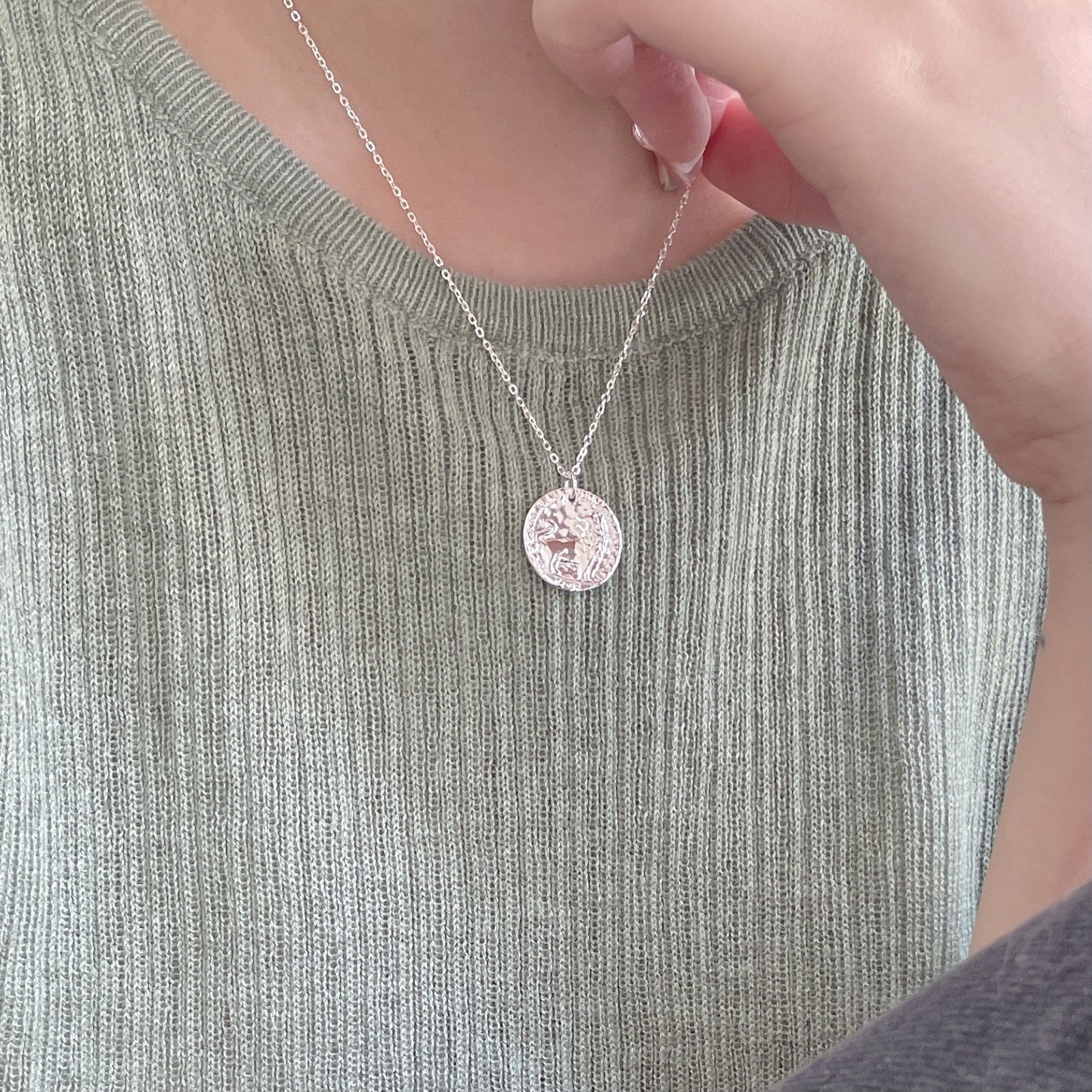 Ciondolo Leone Geometrico in Argento 925 Placcato Oro, Gioielli da Donna con Design Originale Vintage