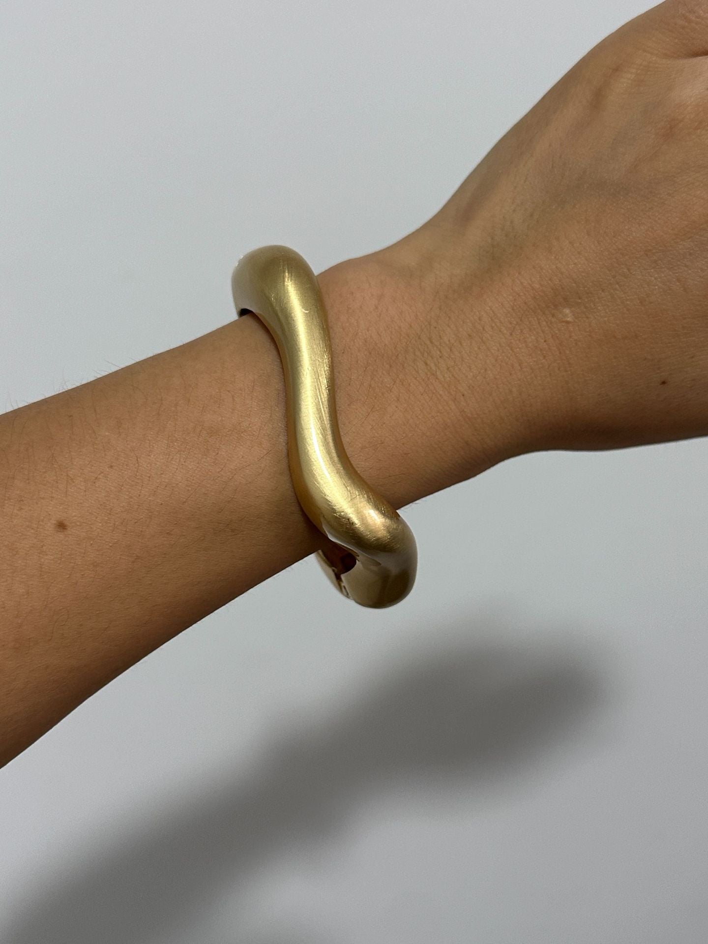 Bracciale in lega placcata a forma geometrica irregolare