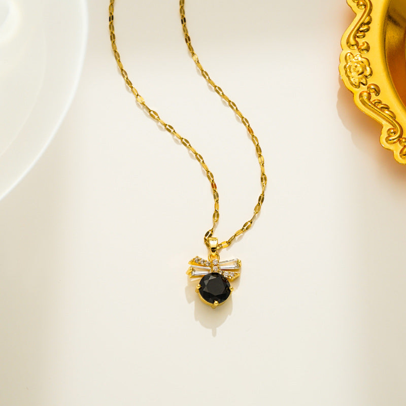 Elegante Collar con Colgante de Lazo para Mujer en Acero Titanio con Incrustaciones de Pedrería y Cadena Ondulada